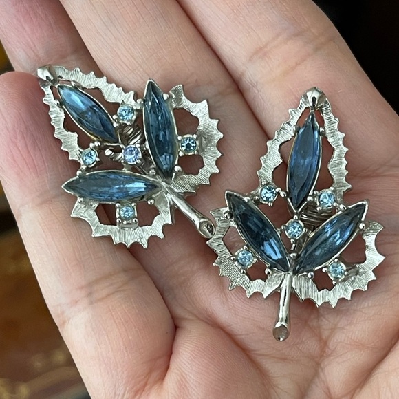 Emmons Jewelry - Emmons signed blue crystal glass silver tone clip on earrings